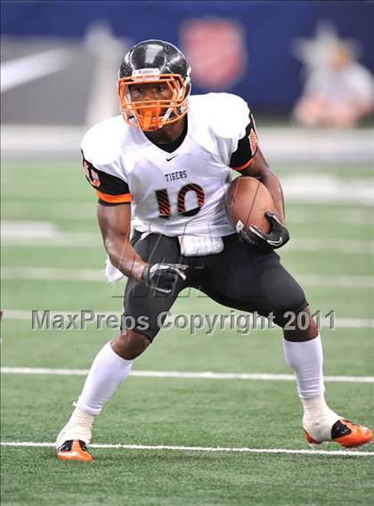 Thumbnail 3 in Cocoa vs. Skyline (Kirk Herbstreit National Kickoff Classic) photogallery.