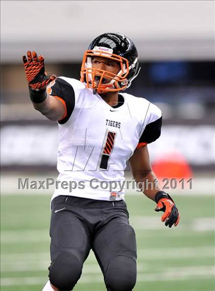 Thumbnail 3 in Cocoa vs. Skyline (Kirk Herbstreit National Kickoff Classic) photogallery.
