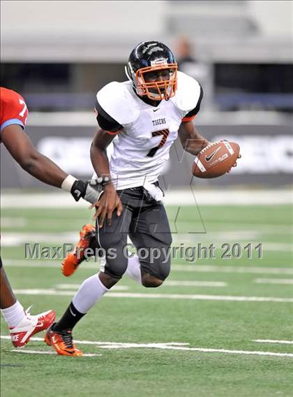 Thumbnail 1 in Cocoa vs. Skyline (Kirk Herbstreit National Kickoff Classic) photogallery.