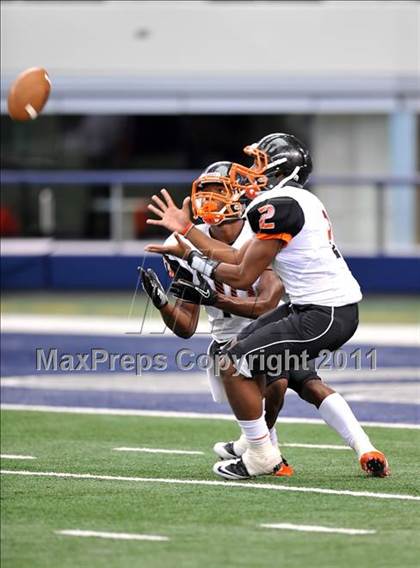 Thumbnail 1 in Cocoa vs. Skyline (Kirk Herbstreit National Kickoff Classic) photogallery.