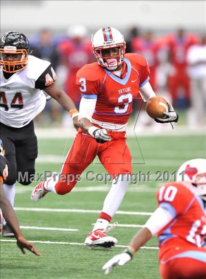 Thumbnail 3 in Cocoa vs. Skyline (Kirk Herbstreit National Kickoff Classic) photogallery.