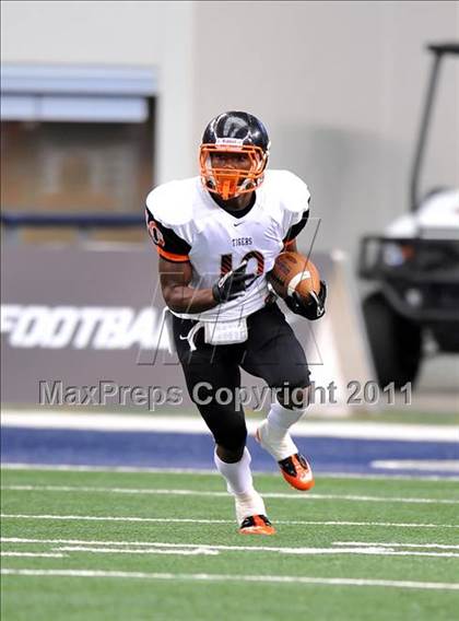 Thumbnail 3 in Cocoa vs. Skyline (Kirk Herbstreit National Kickoff Classic) photogallery.