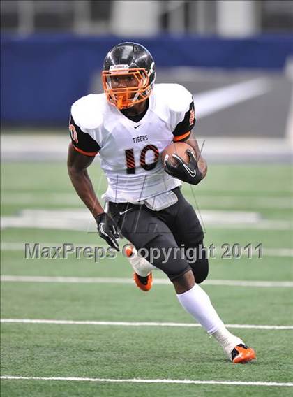 Thumbnail 1 in Cocoa vs. Skyline (Kirk Herbstreit National Kickoff Classic) photogallery.