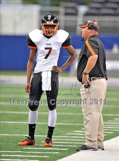 Thumbnail 3 in Cocoa vs. Skyline (Kirk Herbstreit National Kickoff Classic) photogallery.