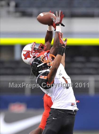 Thumbnail 1 in Cocoa vs. Skyline (Kirk Herbstreit National Kickoff Classic) photogallery.