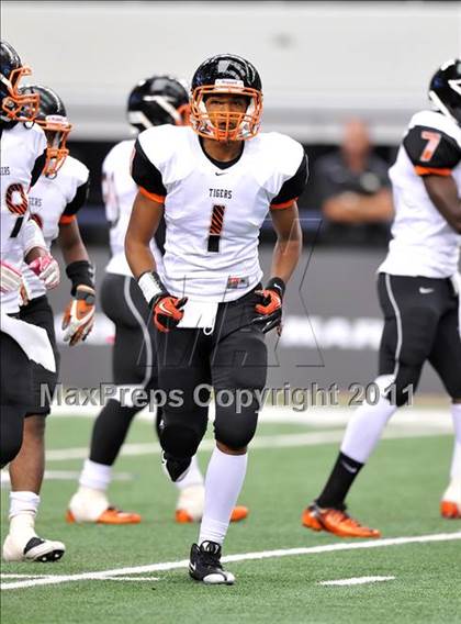 Thumbnail 2 in Cocoa vs. Skyline (Kirk Herbstreit National Kickoff Classic) photogallery.