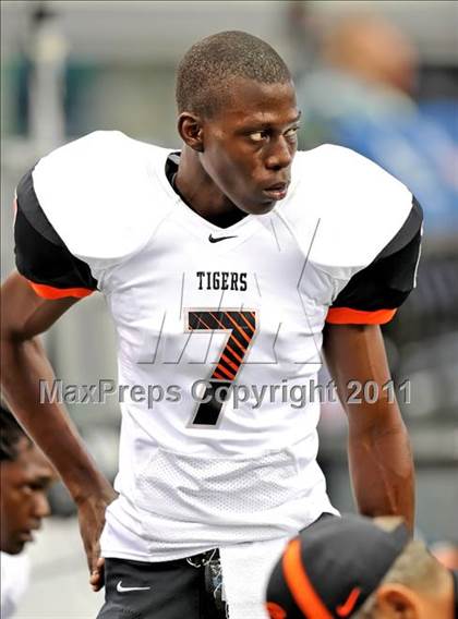 Thumbnail 1 in Cocoa vs. Skyline (Kirk Herbstreit National Kickoff Classic) photogallery.