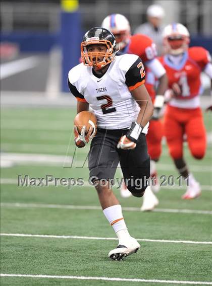 Thumbnail 2 in Cocoa vs. Skyline (Kirk Herbstreit National Kickoff Classic) photogallery.
