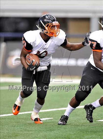 Thumbnail 2 in Cocoa vs. Skyline (Kirk Herbstreit National Kickoff Classic) photogallery.