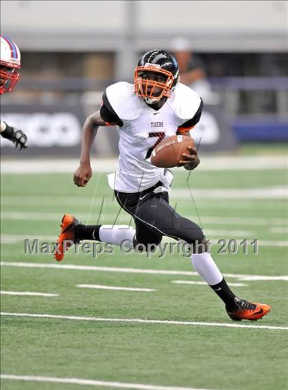 Thumbnail 3 in Cocoa vs. Skyline (Kirk Herbstreit National Kickoff Classic) photogallery.