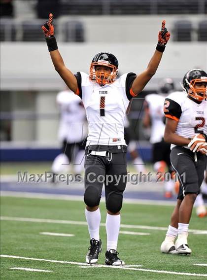 Thumbnail 2 in Cocoa vs. Skyline (Kirk Herbstreit National Kickoff Classic) photogallery.