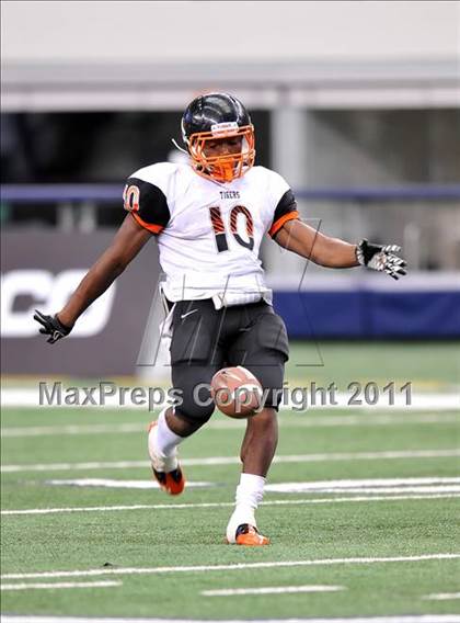 Thumbnail 2 in Cocoa vs. Skyline (Kirk Herbstreit National Kickoff Classic) photogallery.