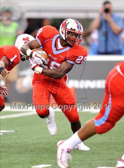 Thumbnail 1 in Cocoa vs. Skyline (Kirk Herbstreit National Kickoff Classic) photogallery.
