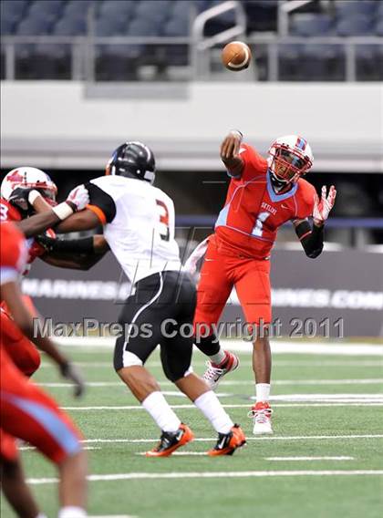 Thumbnail 1 in Cocoa vs. Skyline (Kirk Herbstreit National Kickoff Classic) photogallery.