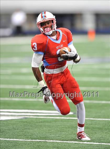 Thumbnail 2 in Cocoa vs. Skyline (Kirk Herbstreit National Kickoff Classic) photogallery.