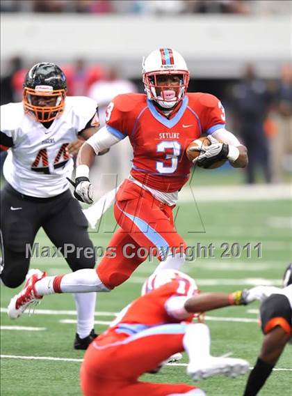 Thumbnail 1 in Cocoa vs. Skyline (Kirk Herbstreit National Kickoff Classic) photogallery.