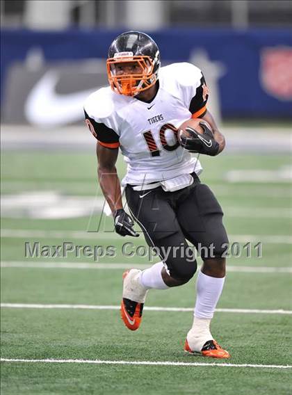Thumbnail 2 in Cocoa vs. Skyline (Kirk Herbstreit National Kickoff Classic) photogallery.