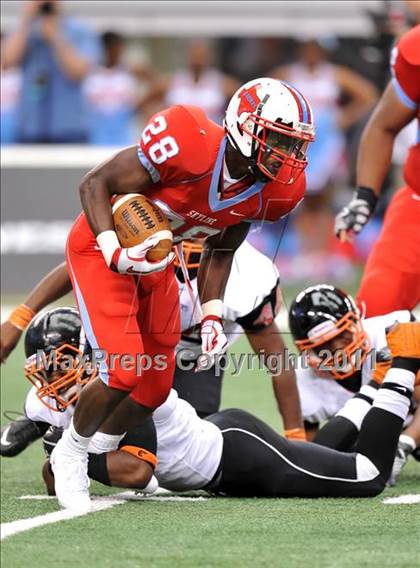 Thumbnail 2 in Cocoa vs. Skyline (Kirk Herbstreit National Kickoff Classic) photogallery.