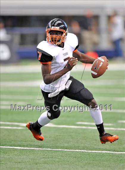 Thumbnail 1 in Cocoa vs. Skyline (Kirk Herbstreit National Kickoff Classic) photogallery.