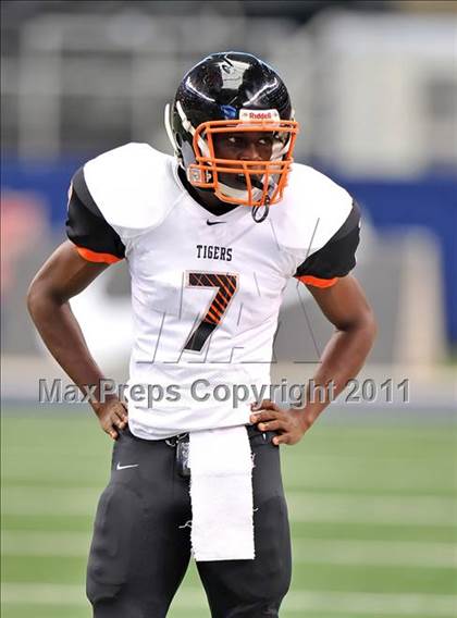 Thumbnail 3 in Cocoa vs. Skyline (Kirk Herbstreit National Kickoff Classic) photogallery.