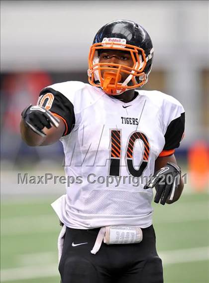 Thumbnail 1 in Cocoa vs. Skyline (Kirk Herbstreit National Kickoff Classic) photogallery.