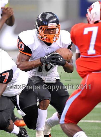 Thumbnail 3 in Cocoa vs. Skyline (Kirk Herbstreit National Kickoff Classic) photogallery.