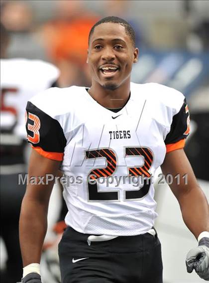 Thumbnail 3 in Cocoa vs. Skyline (Kirk Herbstreit National Kickoff Classic) photogallery.