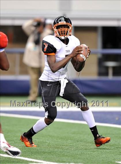 Thumbnail 2 in Cocoa vs. Skyline (Kirk Herbstreit National Kickoff Classic) photogallery.