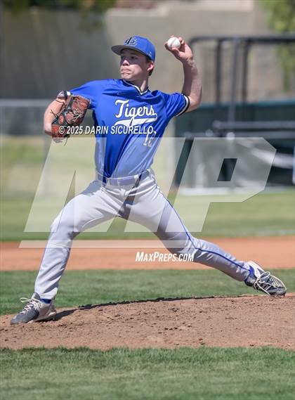 Thumbnail 3 in Air Academy vs La Grande (Coach Bob Invitational) photogallery.