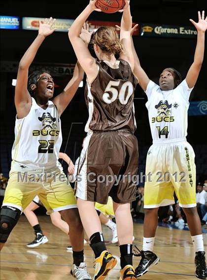 Thumbnail 2 in Mission Bay vs. Laguna Hills (CIF D3 SoCal Regional Final) photogallery.