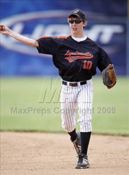 Thumbnail 2 in Lydonville vs. Warsaw  (Section 5 Class C Semifinal) photogallery.