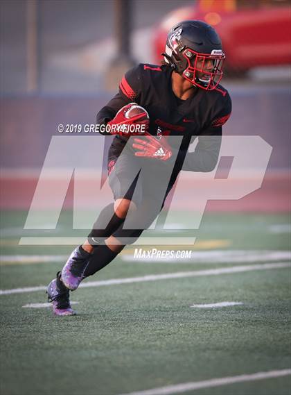 Thumbnail 2 in Village Christian vs. Whittier Christian photogallery.