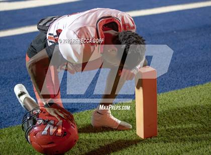 Thumbnail 2 in Waltrip @ Barbers Hill (UIL 5A D1 Football BiDistrict) photogallery.