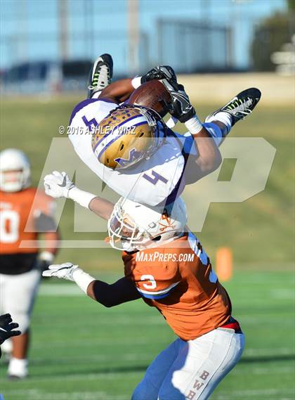 Thumbnail 1 in Midland vs. Bowie  (UIL 6A Area Playoff) photogallery.