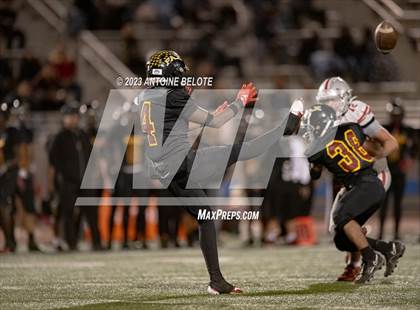 Thumbnail 2 in Fairfax vs. Ferndale (CIF State Division 7-AA Final) photogallery.