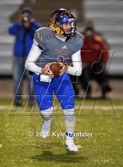 Thumbnail 3 in Alba-Golden vs. Leonard (UIL 3A Division 2 Region 2 Bi-District Playoff) photogallery.