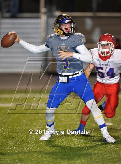 Thumbnail 2 in Alba-Golden vs. Leonard (UIL 3A Division 2 Region 2 Bi-District Playoff) photogallery.