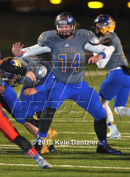 Thumbnail 2 in Alba-Golden vs. Leonard (UIL 3A Division 2 Region 2 Bi-District Playoff) photogallery.