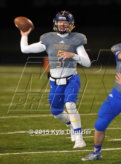 Thumbnail 2 in Alba-Golden vs. Leonard (UIL 3A Division 2 Region 2 Bi-District Playoff) photogallery.