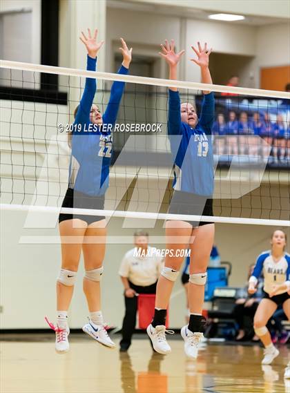 Thumbnail 3 in La Vernia vs. Hondo (UIL Regional Quarter Finals) photogallery.