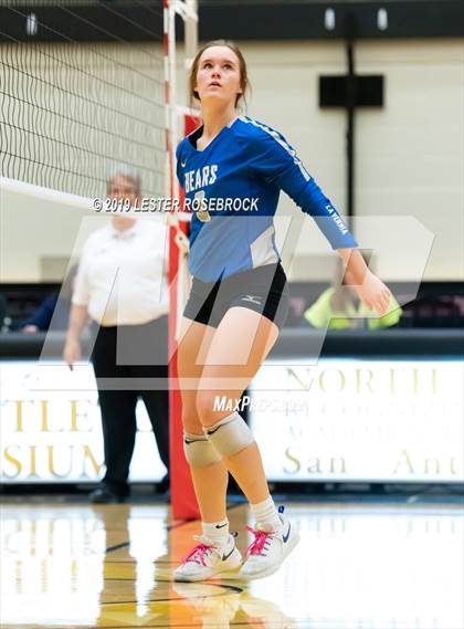 Thumbnail 3 in La Vernia vs. Hondo (UIL Regional Quarter Finals) photogallery.