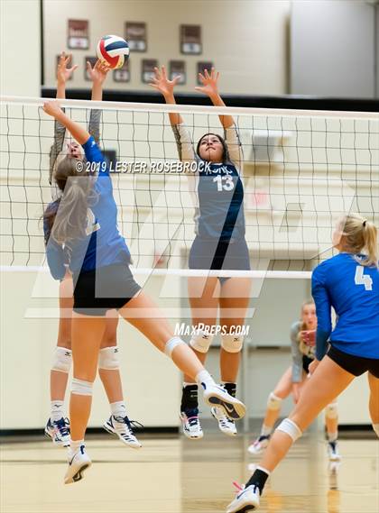 Thumbnail 2 in La Vernia vs. Hondo (UIL Regional Quarter Finals) photogallery.