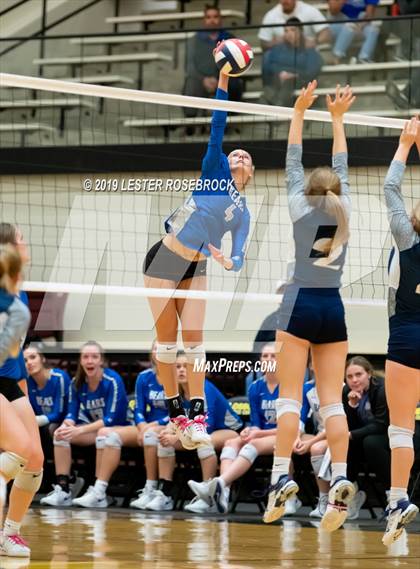 Thumbnail 1 in La Vernia vs. Hondo (UIL Regional Quarter Finals) photogallery.