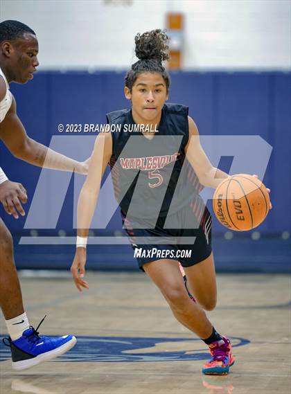 Thumbnail 2 in Chilton County vs Maplesville (Chilton County Tournament) photogallery.