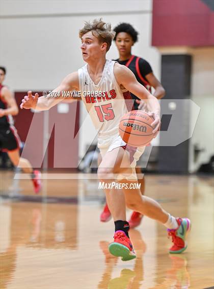 Thumbnail 2 in Chapel Hill vs. Kountze (Holiday Hoops Tournament) photogallery.
