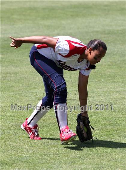 Thumbnail 3 in Pomona Catholic vs. Bellarmine-Jefferson (CIF SS D7 Final) photogallery.