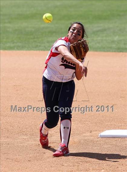 Thumbnail 3 in Pomona Catholic vs. Bellarmine-Jefferson (CIF SS D7 Final) photogallery.