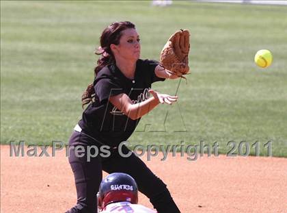 Thumbnail 3 in Pomona Catholic vs. Bellarmine-Jefferson (CIF SS D7 Final) photogallery.