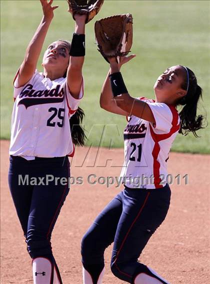 Thumbnail 3 in Pomona Catholic vs. Bellarmine-Jefferson (CIF SS D7 Final) photogallery.