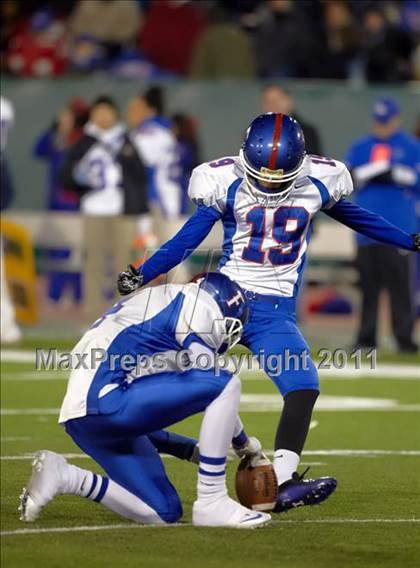 Thumbnail 3 in Folsom vs Vacaville (CIF SJS D2 Final) photogallery.